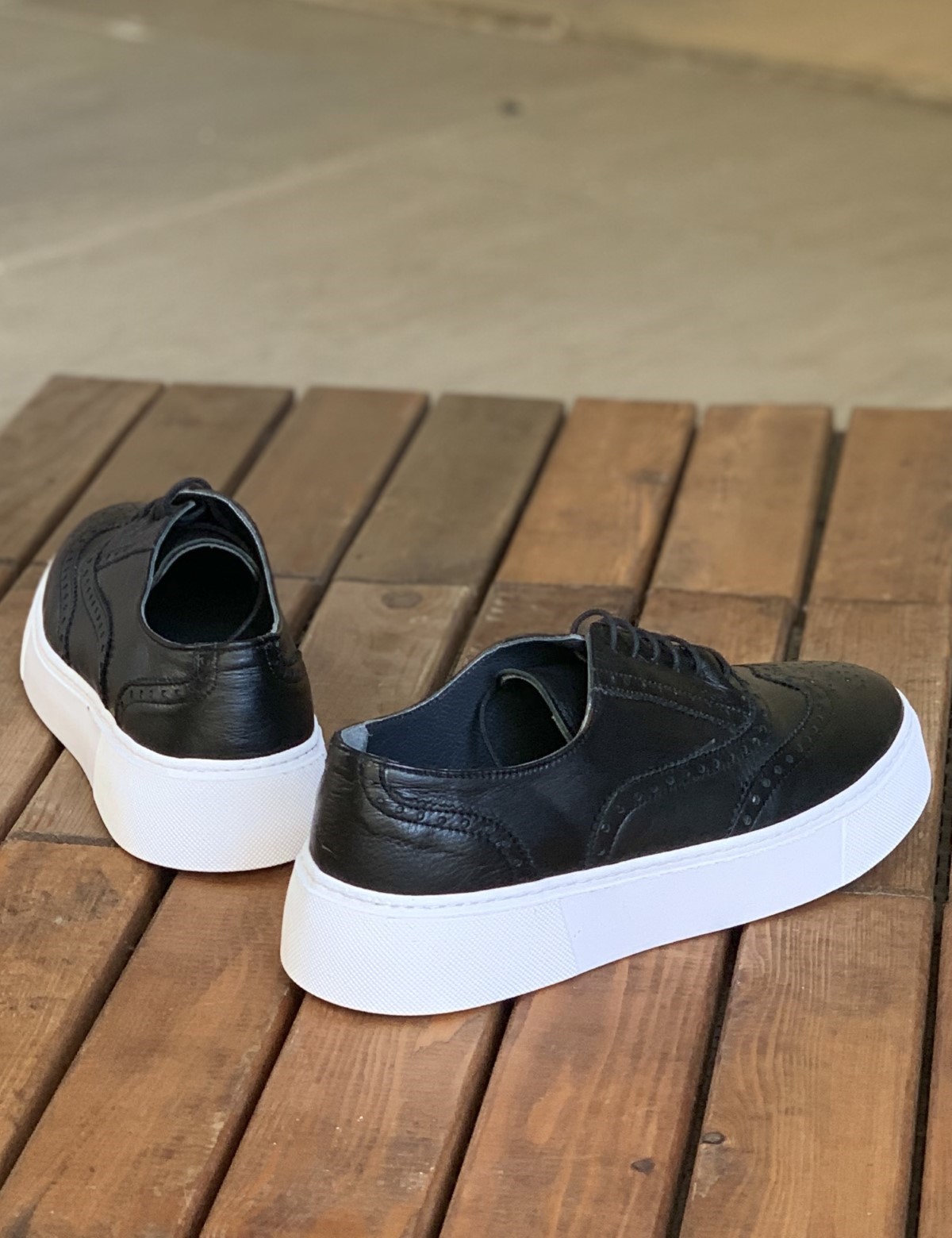 Ανδρικά ασπρόμαυρα δερμάτινα oxford παπούτσια με κορδόνια GBL04Z φωτογραφία